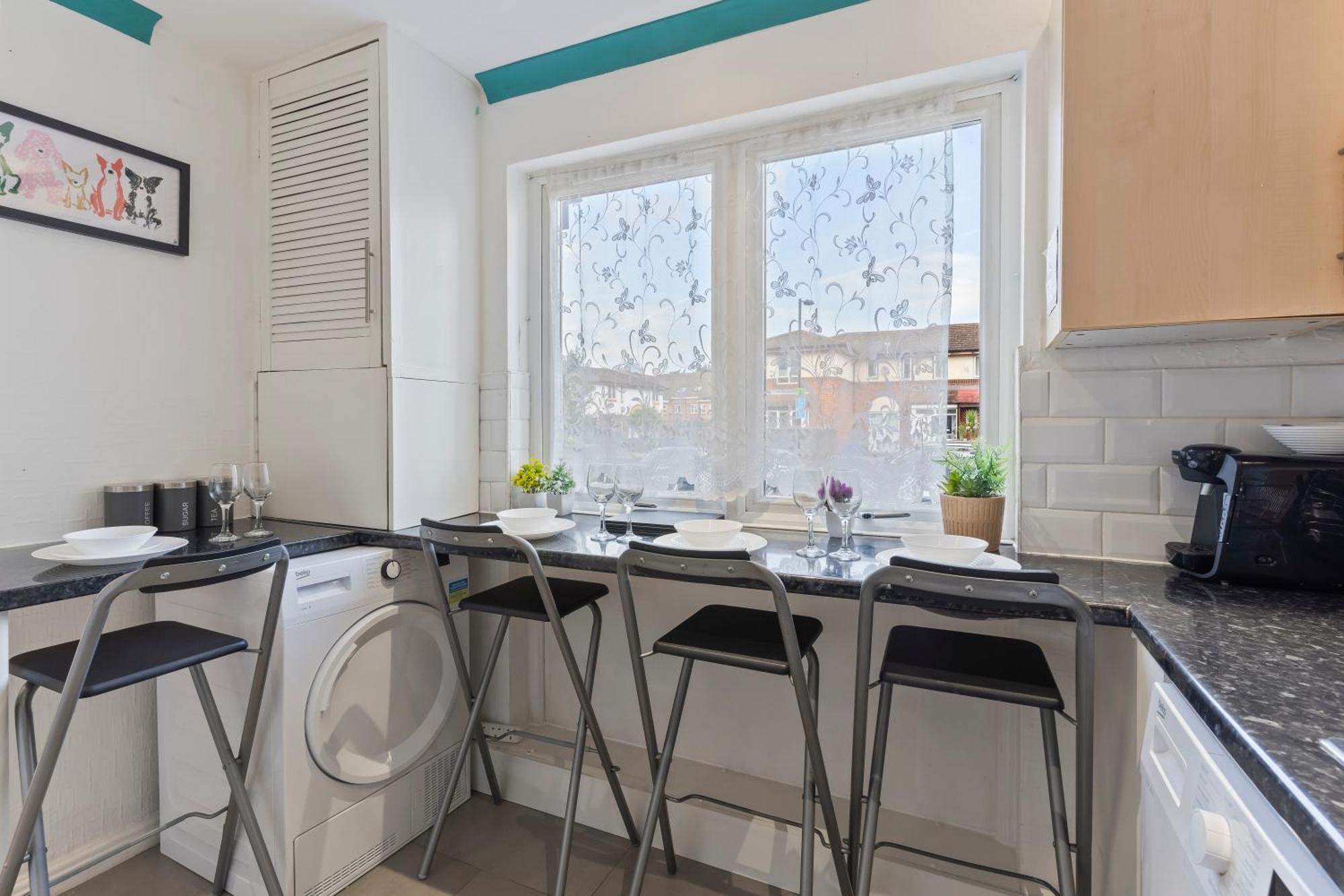 Lovely 4Br House In The City With Parking Лондон Экстерьер фото