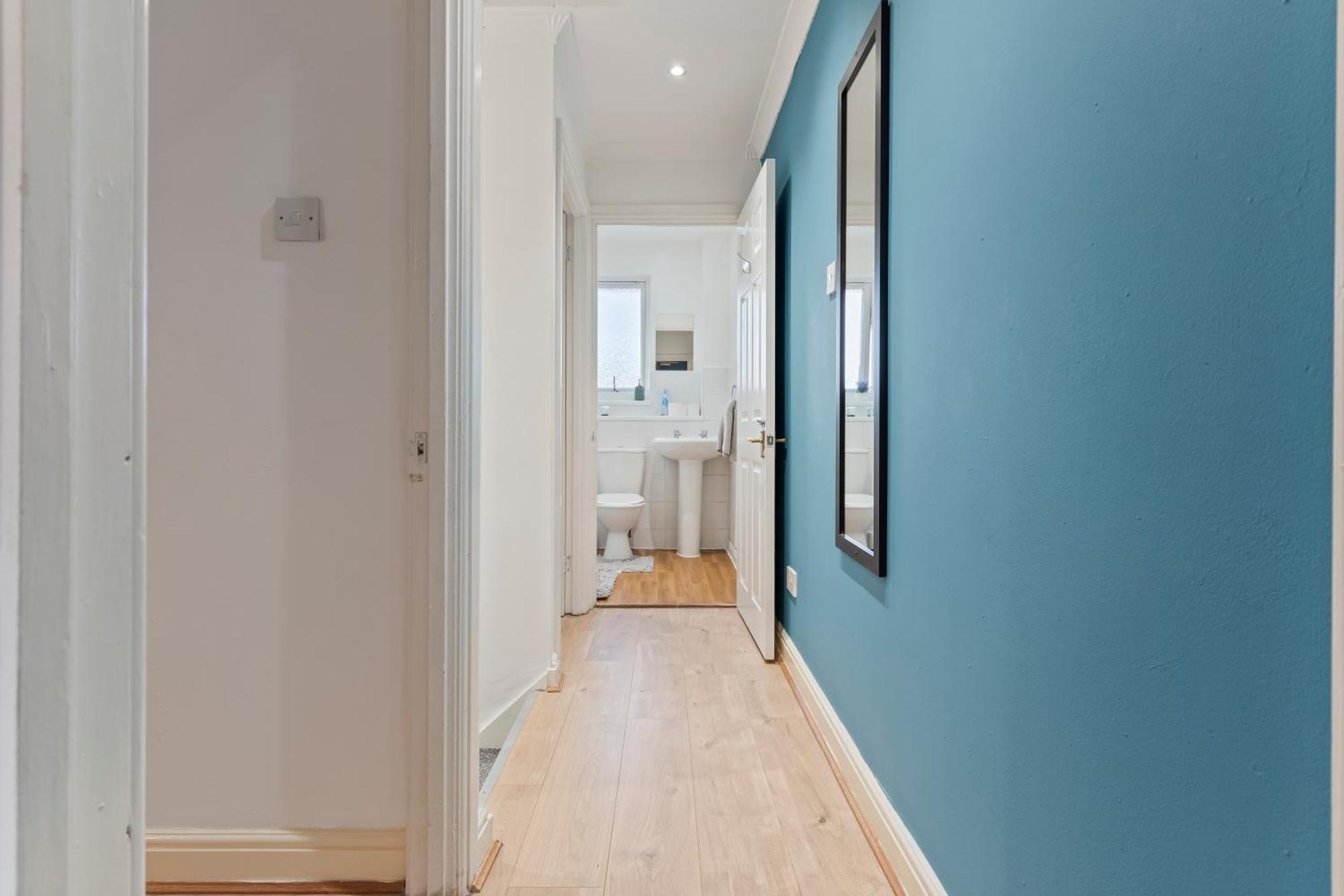 Lovely 4Br House In The City With Parking Лондон Экстерьер фото